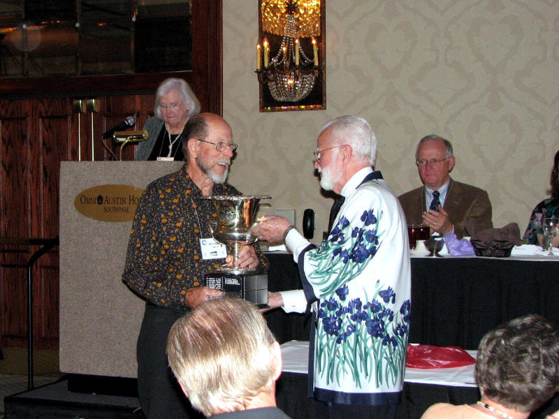 Keith Keppel receives the Fred and Barbara Walther Cup for 'Florentine Silk.'  (Photo by Larry Nunn)